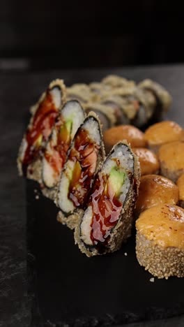 rollos de sushi fritos variados