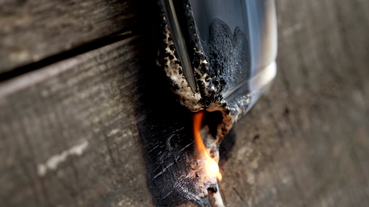 검은 연기가 스위치에서 아오르고 있습니다.