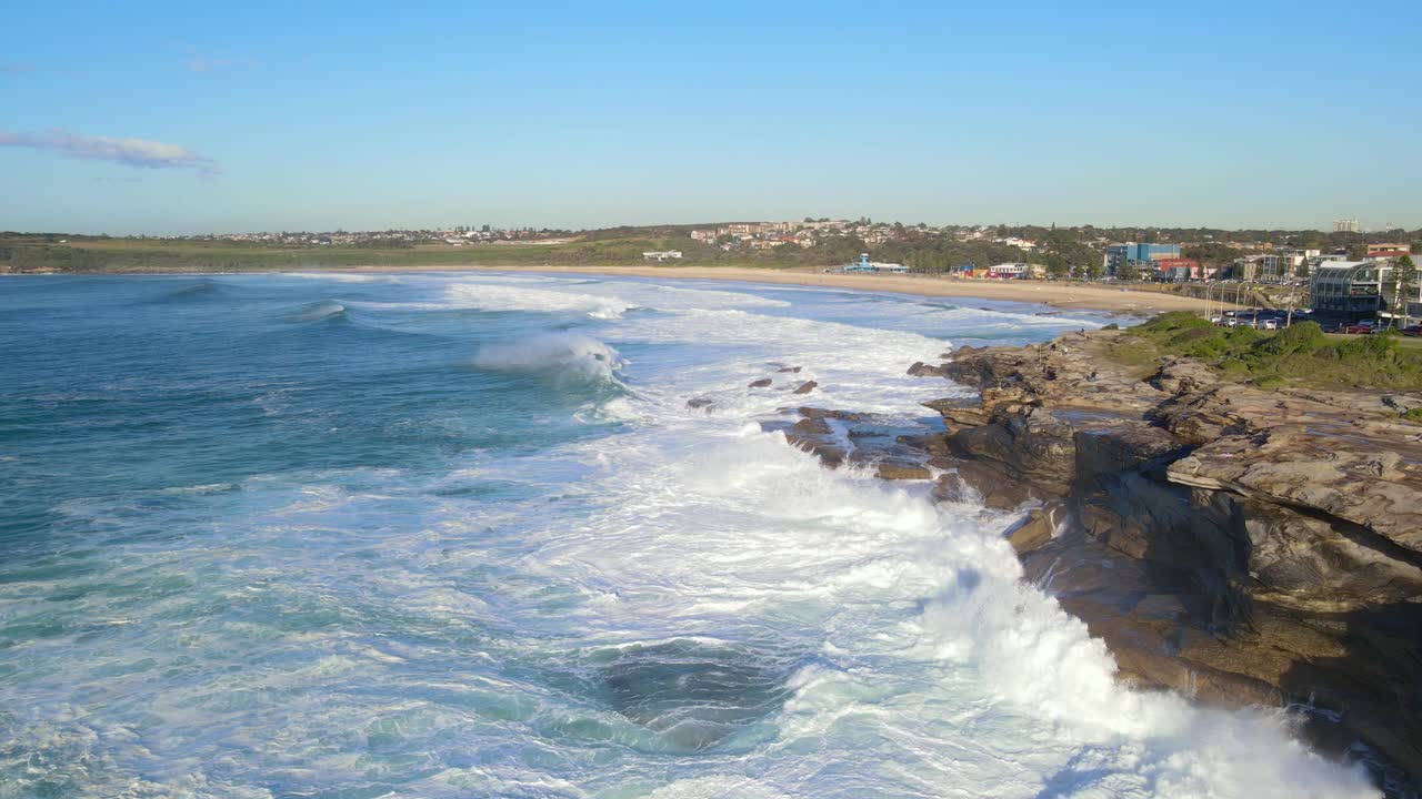 Onde impetuose che colpiscono la costa rocciosa e le scogliere della costa di Maroubra - Maroubra Beach a Sydney, NSW, Australia