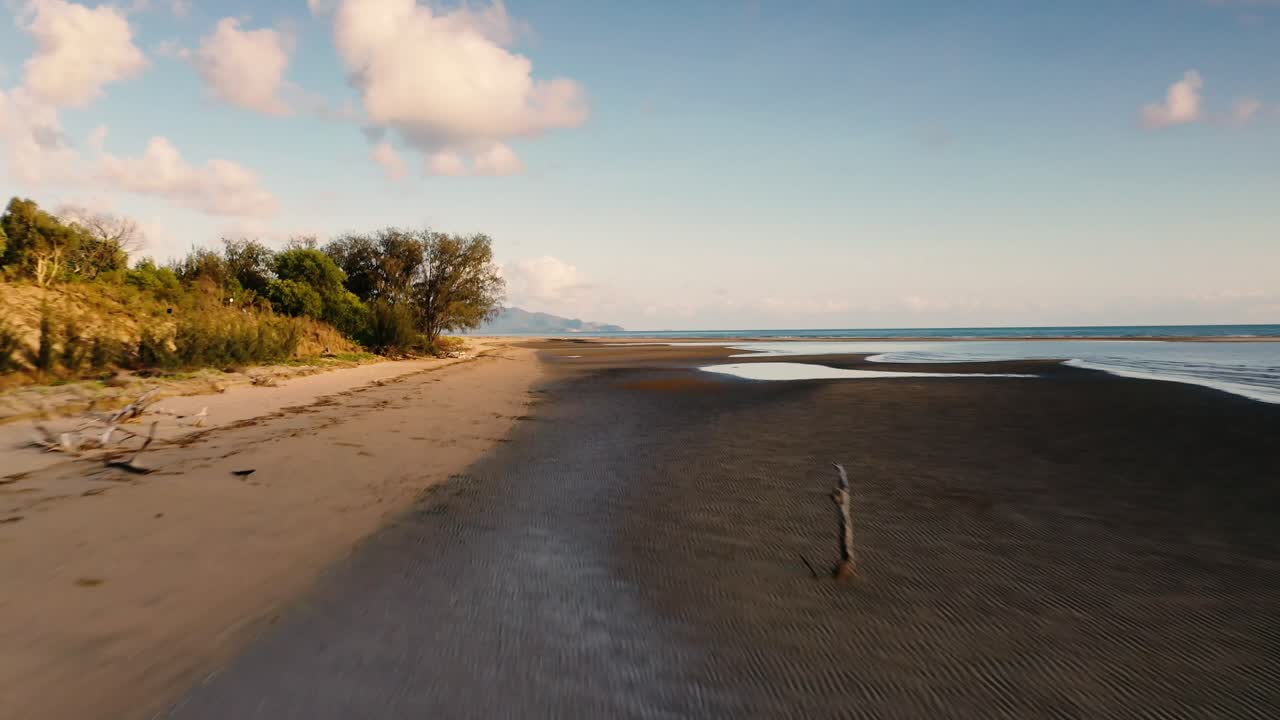 퀸즐랜드 북부 해변 상공 비행