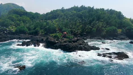 Szenisches-Luftpanorama-Der-Menganti-Küste-Mit-Aussichtspunkt-Auf-Felsen,-Java,-Indonesien