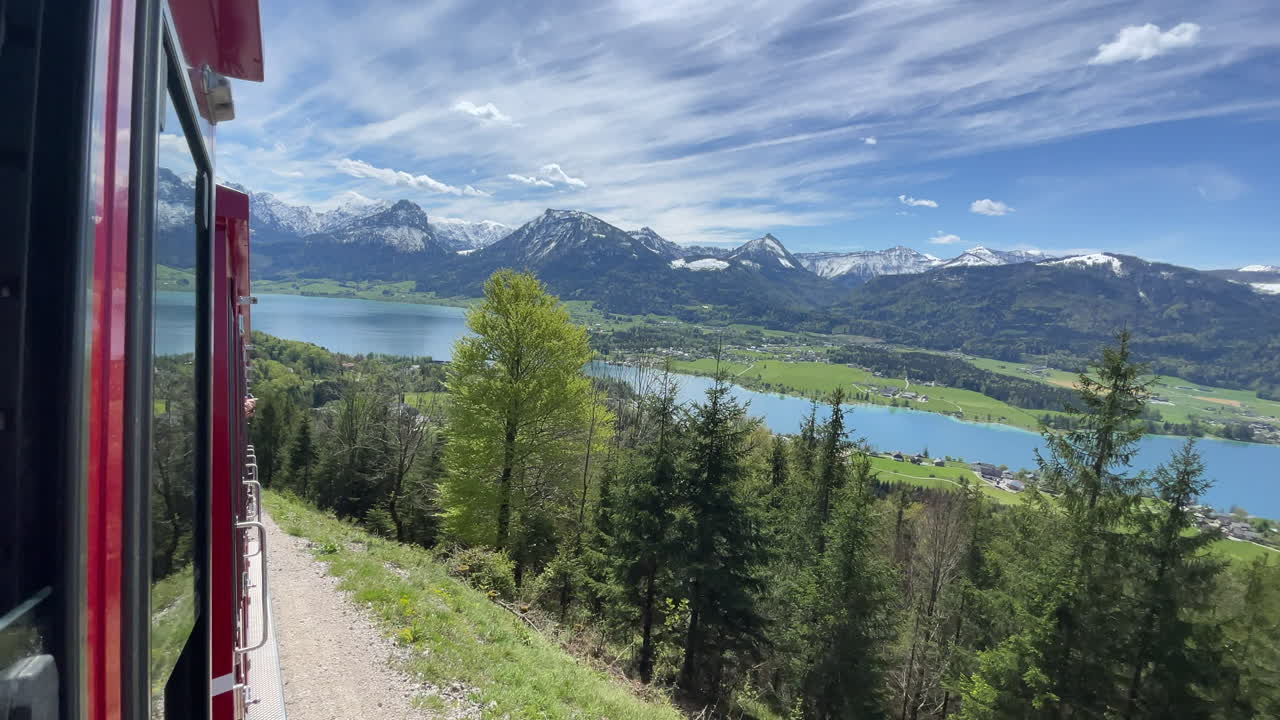 vista del lago sankt-wolfgangsee desde las montañas alpinas austriacas schafsberg