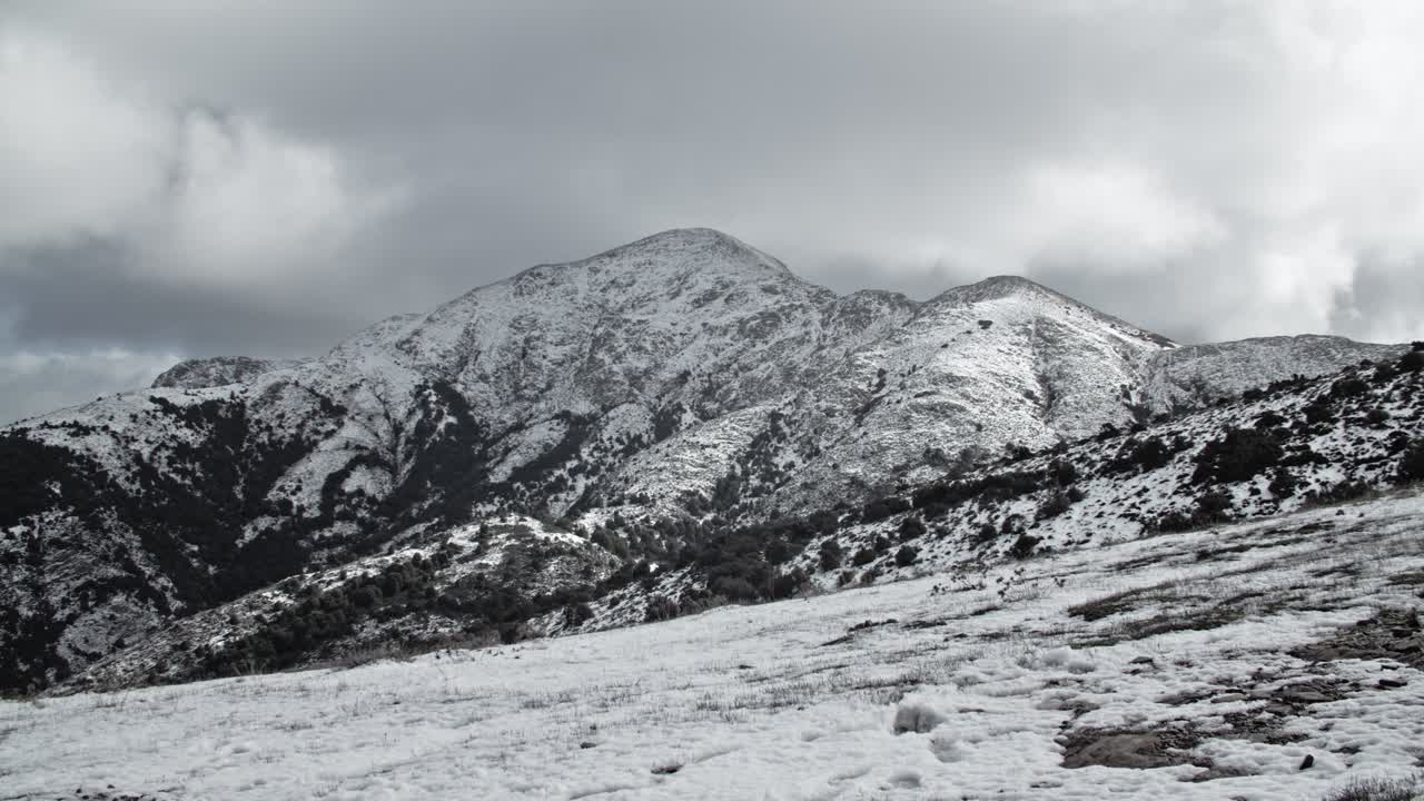 눈으로 덮인 놀라운 산의 경치, 확대, 사르데냐, 낮