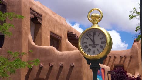 una hermosa toma de un reloj cerca de la arquitectura de adobe de santa fe, nuevo méxico