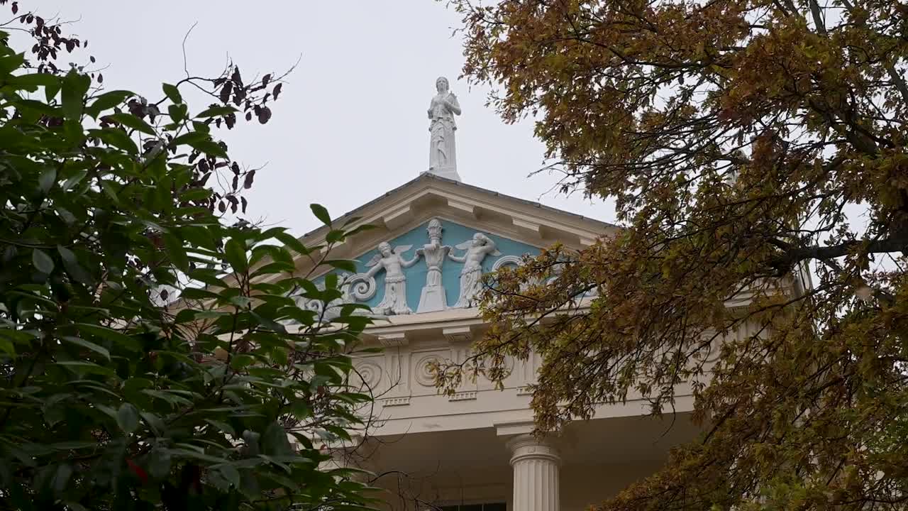 Cumberland Terrace showcases grand neoclassical architecture along Regent’s Park, reflecting London’s elegance, history, and refined urban design