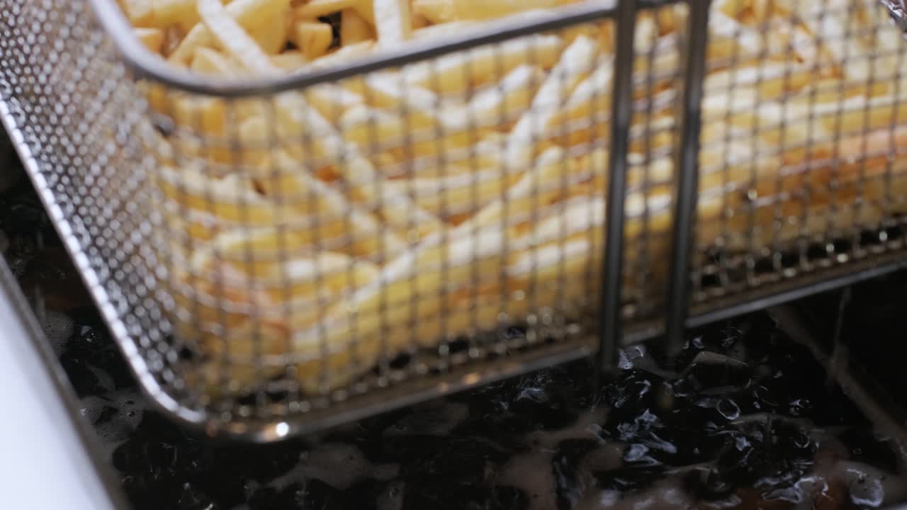 картофель фри жареный в большом горшке.