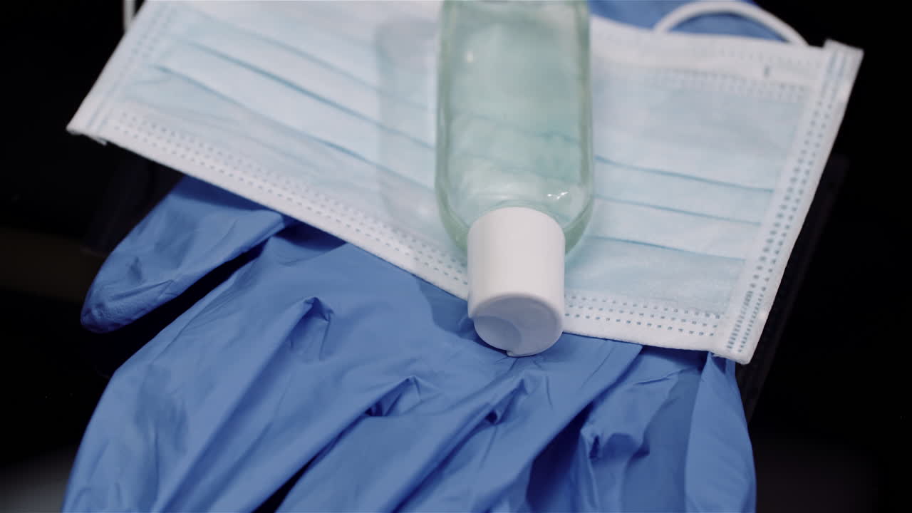 검은 배경 회전 의료 마스크 보호 장갑 3에 고립 된 보호 마스크