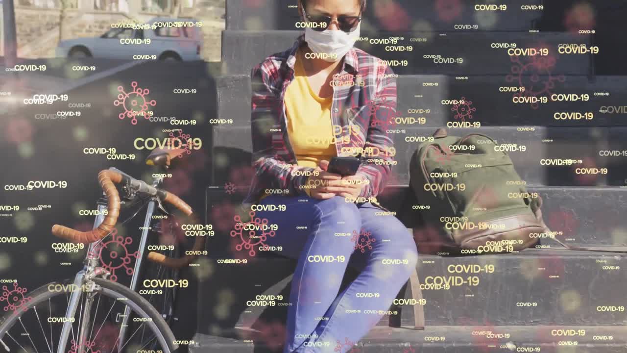 animación de una mujer con una máscara sentada sobre información en letras blancas e iconos de bacterias