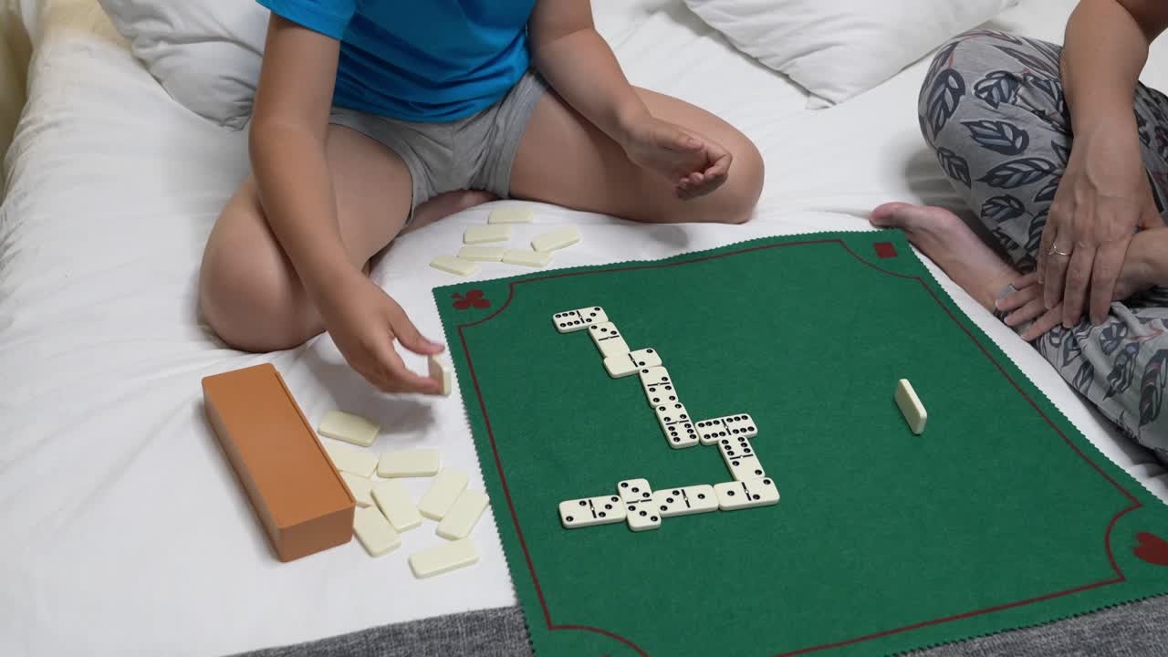Partita a domino su un tavolo