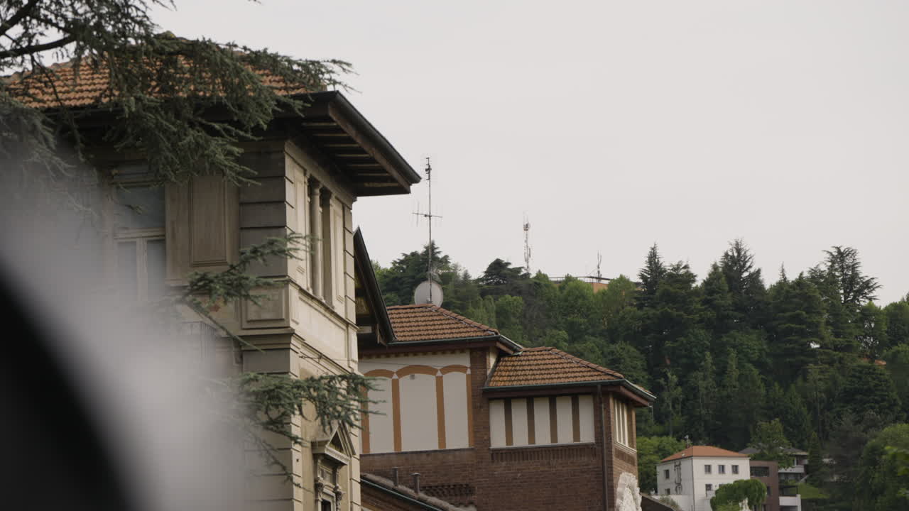 토리노 주택과 공원을 드러내는 부드러운 신비한 돌리 오른쪽