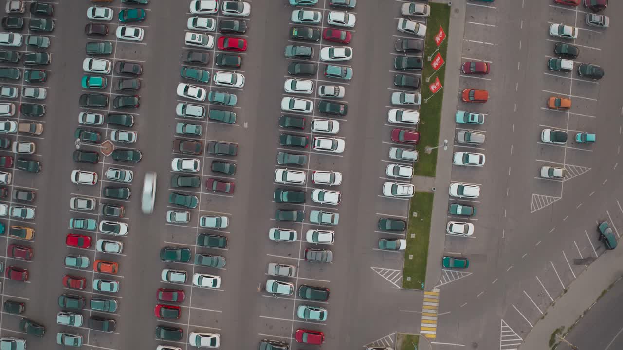 Vista aérea de um estacionamento movimentado