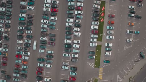 vista aérea de un estacionamiento ocupado