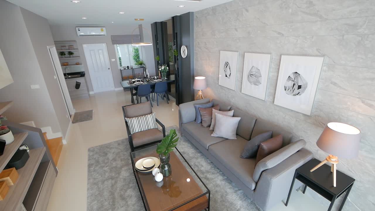 sala de estar completamente decorada con muebles elegantes e iluminación