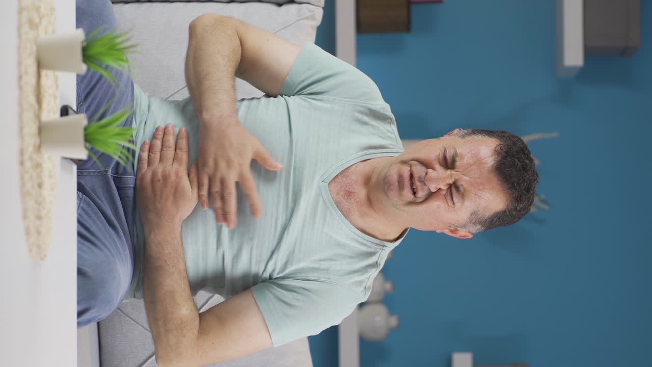 video vertical de un anciano con náuseas.