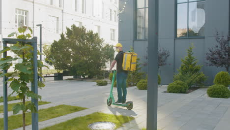 persona de entrega en scooter eléctrico