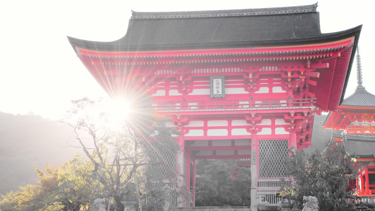 diapositiva del amanecer que aparece detrás de un santuario en kyoto, japón 4k cámara lenta