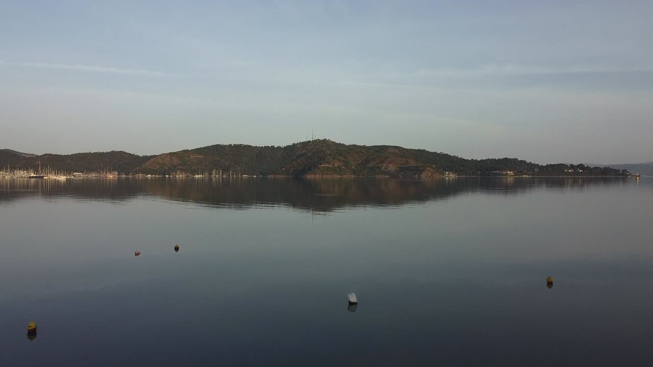 터키의 무글라 지방에 위치한 페티예 만의 마리나와 해변에 정박한 요트와 스피드 보트