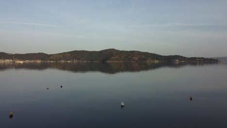 Yachten-Und-Schnellboote-Legten-Am-Yachthafen-Und-Am-Strand-Der-Bucht-Von-Fethiye-In-Der-Provinz-Muğla-In-Der-Türkei-An