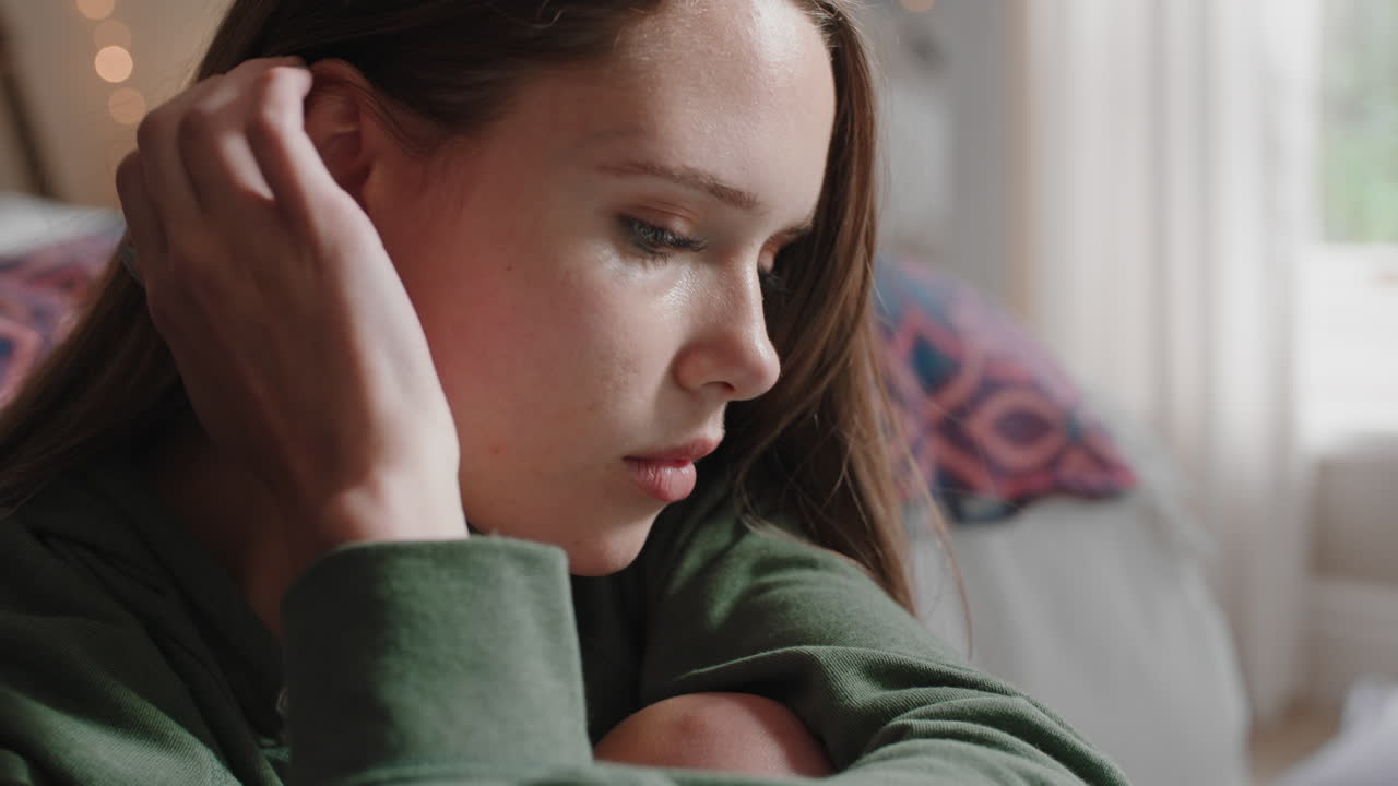 chica adolescente triste sola en casa sintiéndose deprimida de mal humor adolescente pensando en la ruptura emocional sentado en el dormitorio