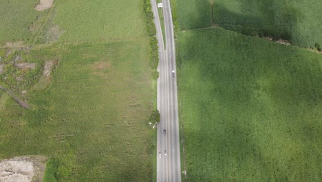 vista aérea de un camino poco transitado con campos de cultivo