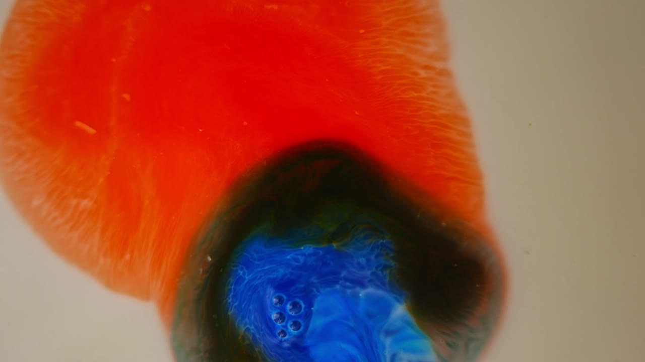 mezcla de colores de pinturas, fondo abstracto de formas morphing. increíbles imágenes en movimiento creadas por tintes giratorios.