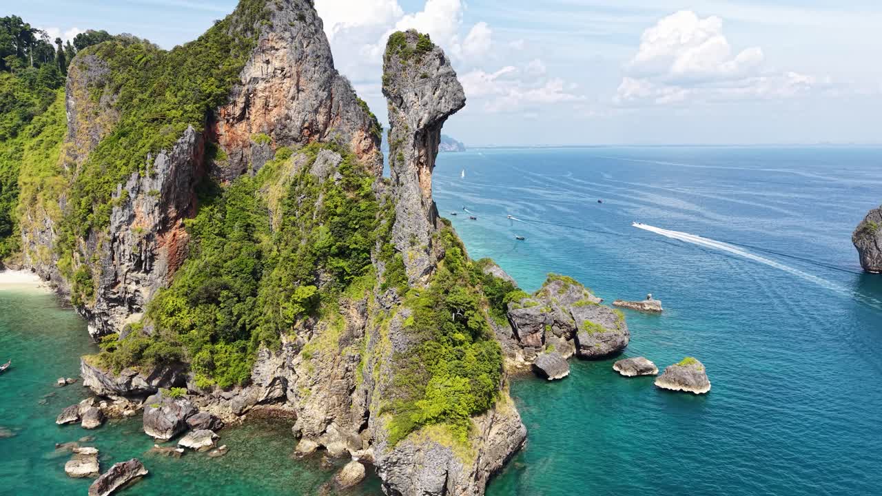 Riprese aeree che mostrano le splendide formazioni rocciose e le acque turchesi di Chicken Island, Krabi. La vegetazione lussureggiante e i cieli sereni creano un paradiso tropicale.