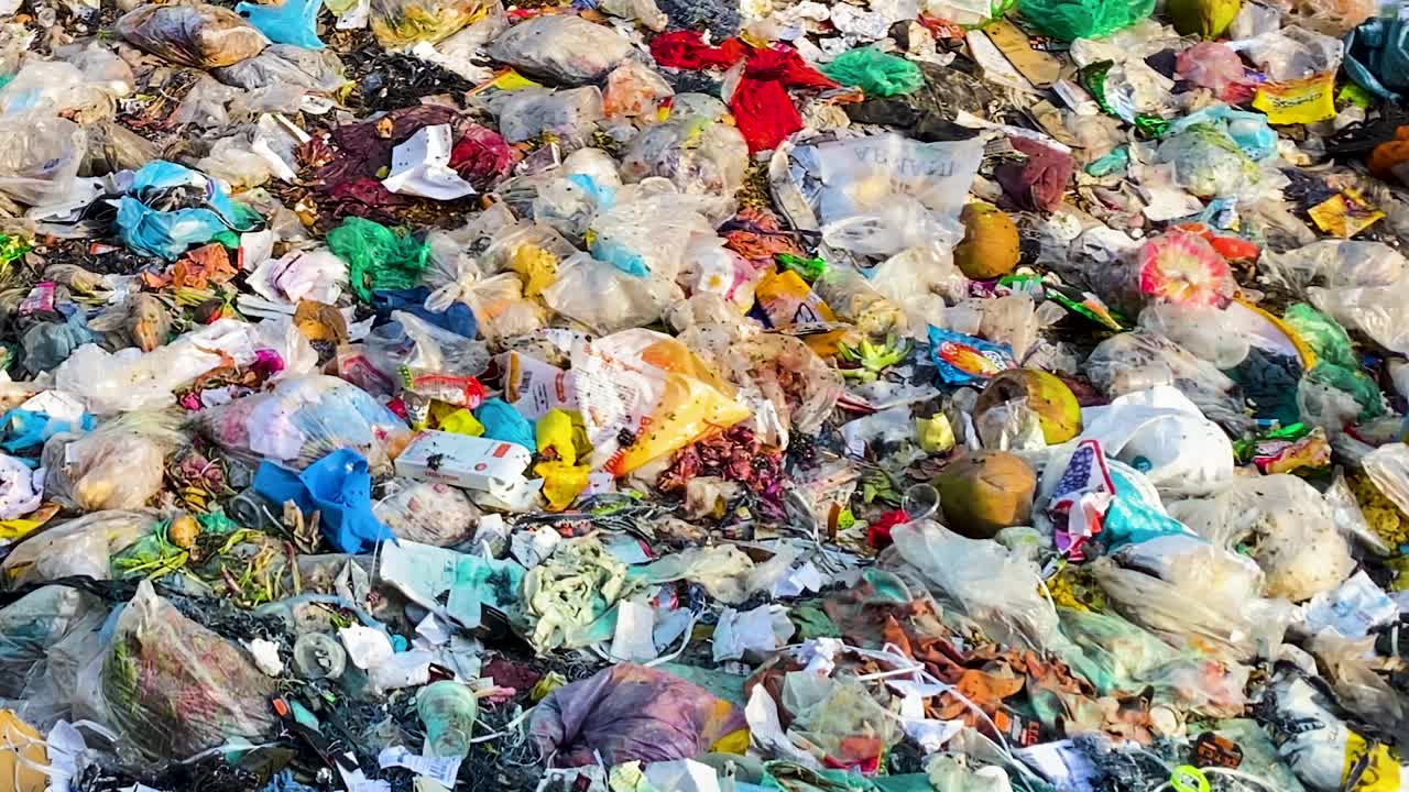 contaminación de vertederos plástico no reciclaje basura mixta campo medio ambiente