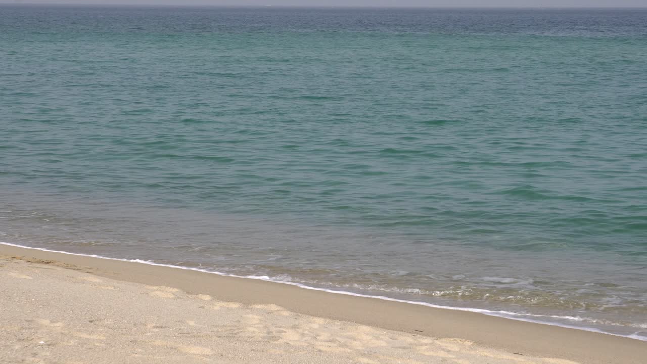 썰물 - 대한민국 강릉의 모래사장을 씻는 파도 - 클로즈업