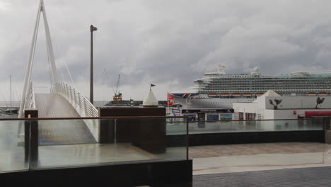 un gran crucero está entrando en el puerto de ponta delgada en la isla sao miguel de las azores portuguesas