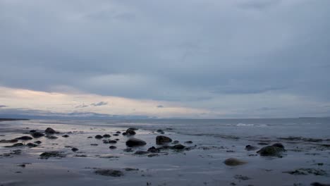 Verkleinern-Sie-Die-Weitwinkelaufnahme-Einer-Wunderschönen-Strandlandschaft