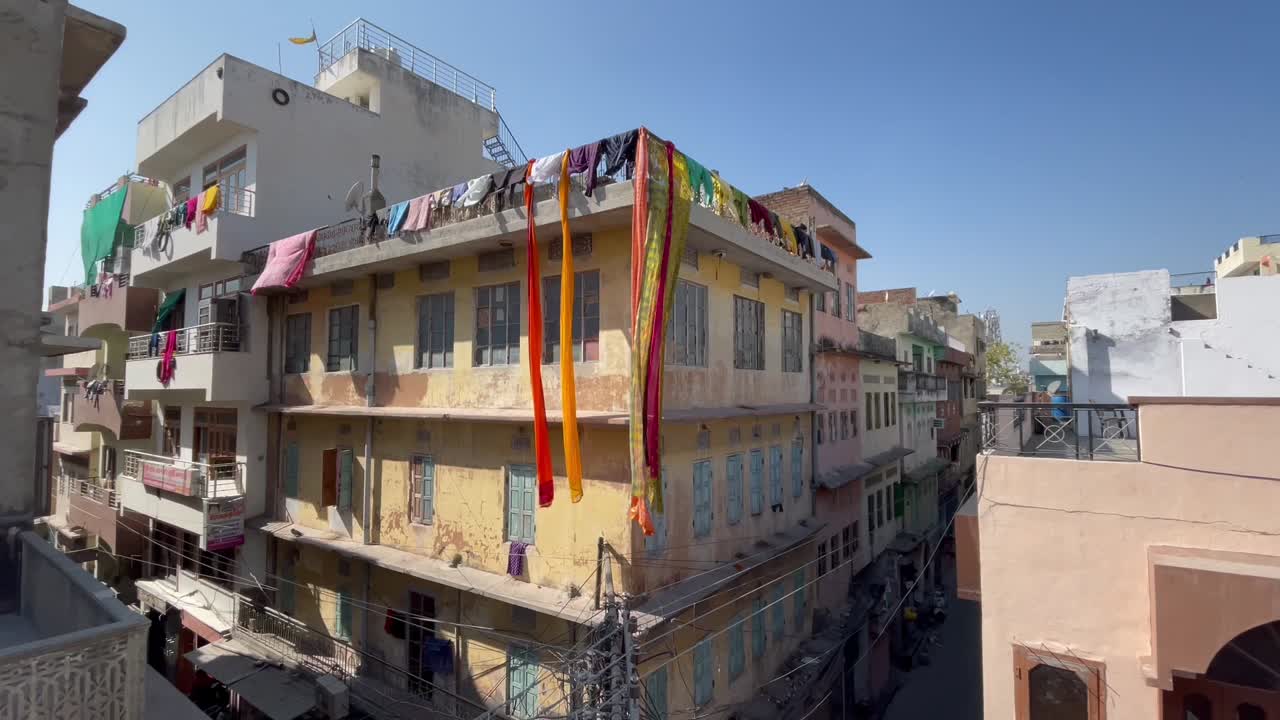 인도 자이푸르 시 에 있는 집 에서 건조 하기 위해 매달려 있는 옷 과 사리