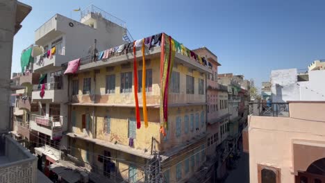 ropa y saris colgados para secarse en casa en la ciudad de jaipur, india