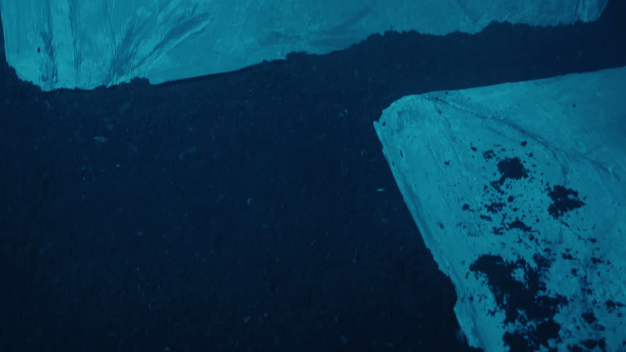 la mano zombie de la tumba palpa lentamente una lápida caída