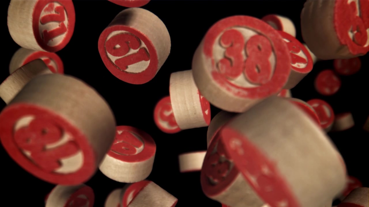 Palline da bingo in legno rosse numerate che cadono al rallentatore