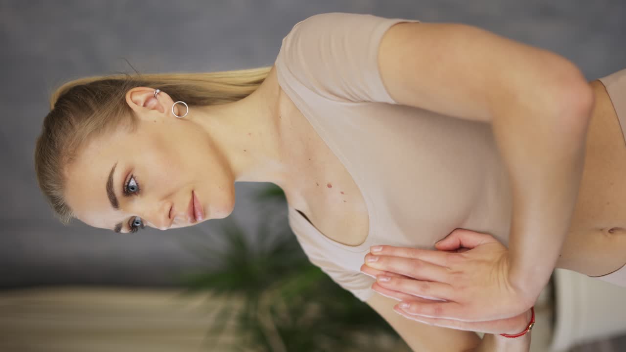 привлекательная женщина-тренер по йоге делает жест намасте руками