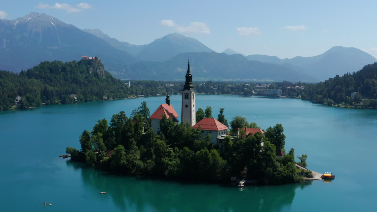 Vista aerea dell'isola di Bled con le calme acque blu del lago vicino a Bled in Slovenia.
