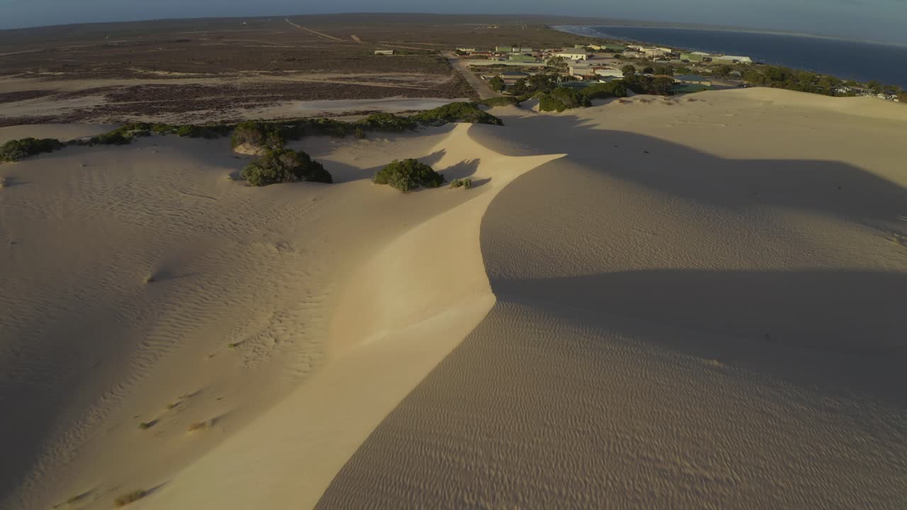 vista aérea de los drones de las dunas de arena de fowlers bay, australia del sur