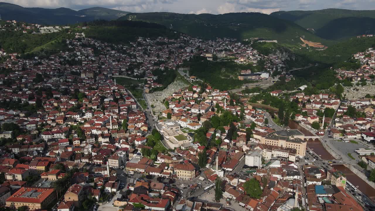vista de avión no tripulado del edificio histórico de la biblioteca construido en nombre de gazi husrev bey, edificios culturales en las calles de la ciudad hechos por arquitectos otomanos en la ciudad de sarajevo