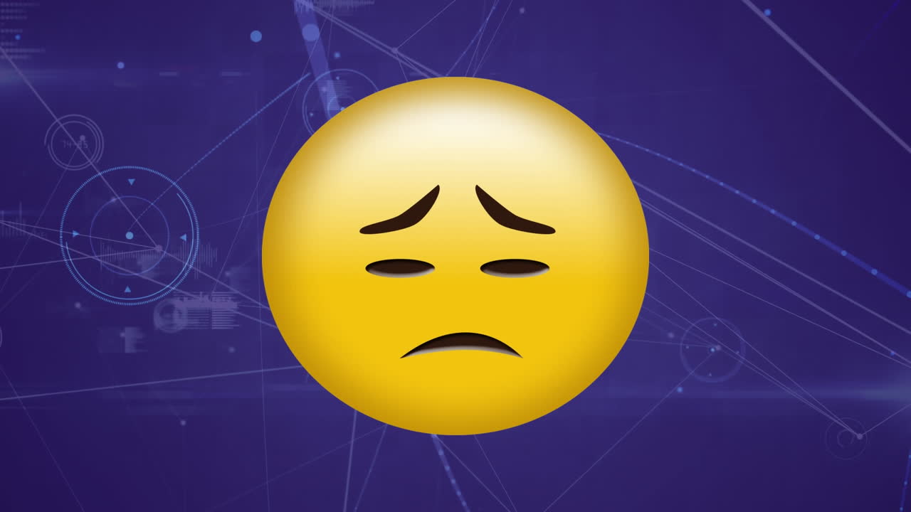Animazione dell'icona di un'emoji triste su una rete di connessioni con elaborazione dati