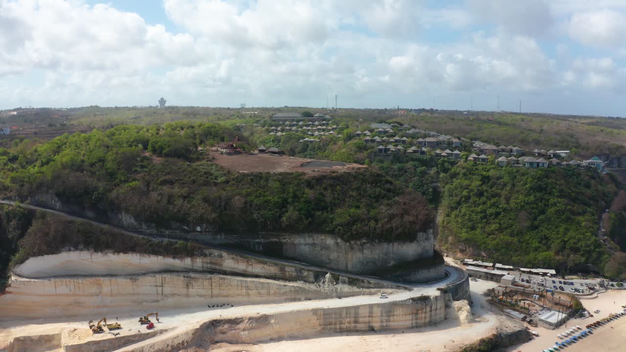 누사 두아, 멜라스티 비치 발리 인도네시아 지역 영상은 절벽 위의 놀라운 고급 주택과 열대 해변을 촬영하는 아름다운 해변 위를 날아다니며 놀라운 바다와 백사장을 4k로 촬영합니다.