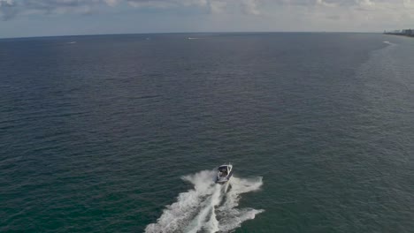 Antena-De-Un-Gran-Barco-De-Pasajeros-Que-Conduce-Frente-A-La-Costa-De-Florida