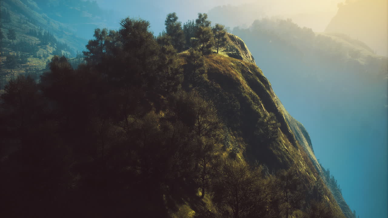 paisaje de la cima de la montaña al amanecer destacando colinas exuberantes y picos lejanos
