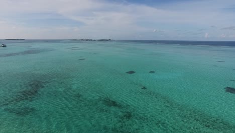 toma panorámica de drones del océano índico con callejón de villas de agua en un resort de maldivas