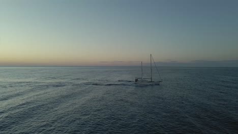 idílico velero de lujo crucero calma pacífica azul mar océano paisaje marino al amanecer antena retroceder
