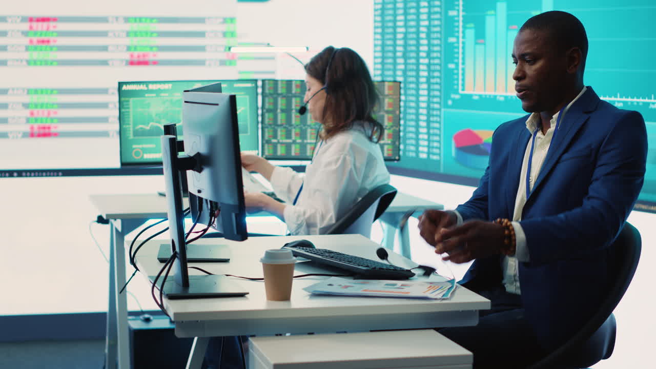 director financiero que examina los fondos de capital y los datos de ingresos