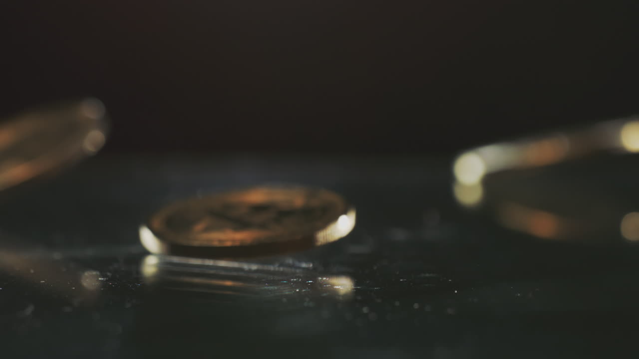 monedas cayendo sobre una superficie oscura