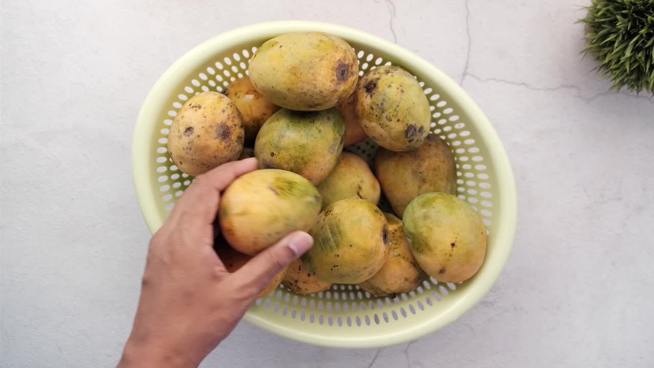 mangos frescos en una canasta