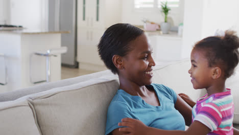 Feliz-Madre-E-Hija-Afroamericana-Sentadas-En-El-Sofá-Y-Abrazándose