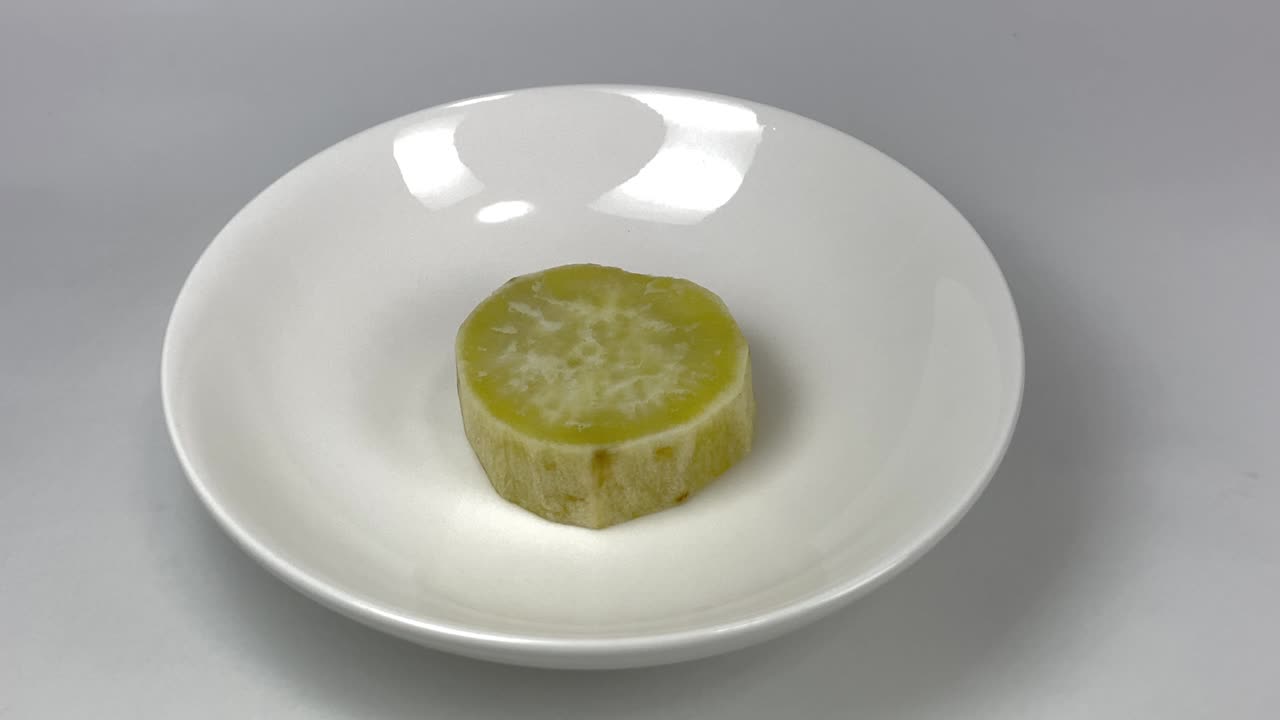 둥근 조각으로 잘라진 달한 감자