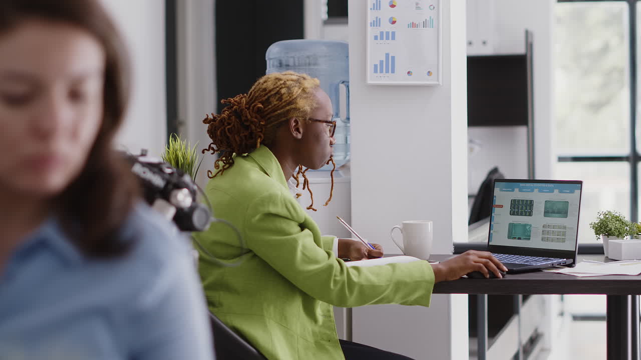 La empresaria trabajando en un portátil en la oficina